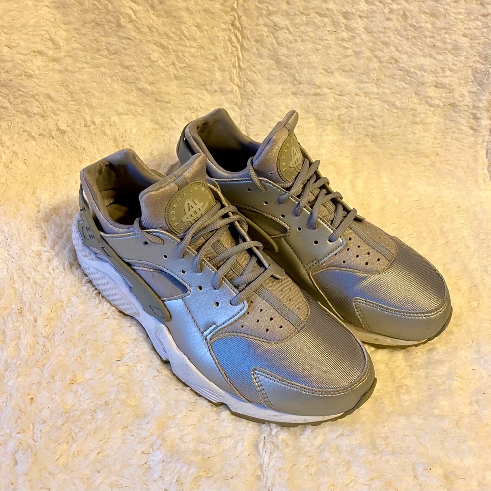 NIKE AIR HUARACHE RUN SE 'METALLIC SILVER'